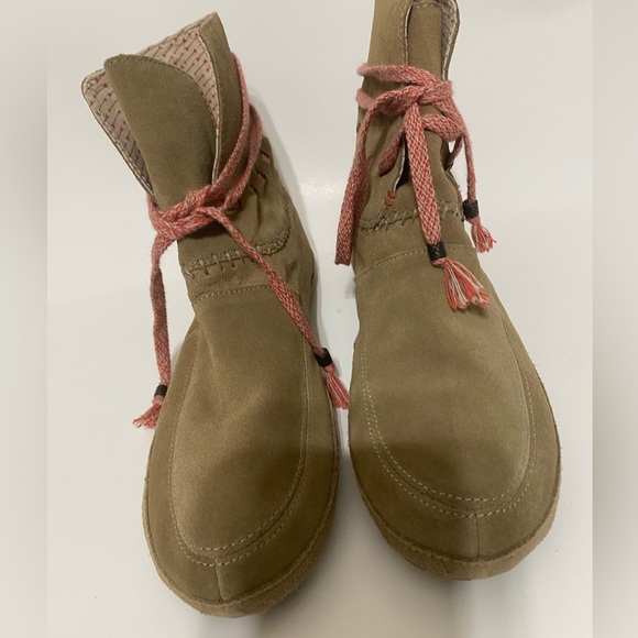 Sanuk suede Tan Women's Boots with Pink Laces size 9 - Picture 4 of 7